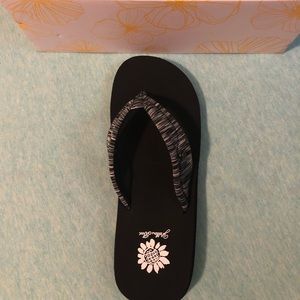Size 8 Yellowbox flip flops